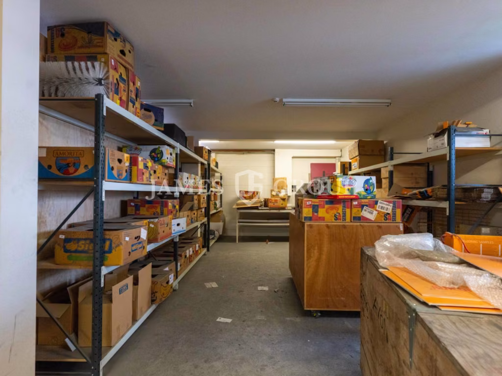 1,290m² Prime Patiki Road Warehouse + 12 Carparks