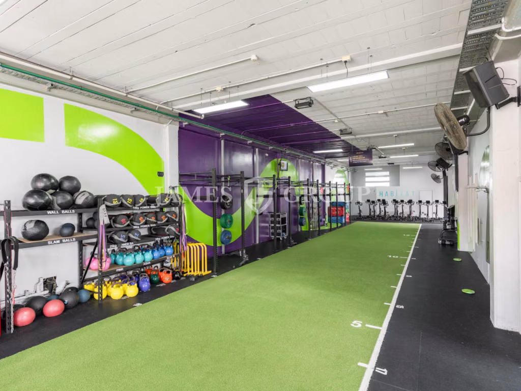 High Profile Kingsland Showroom Opportunity