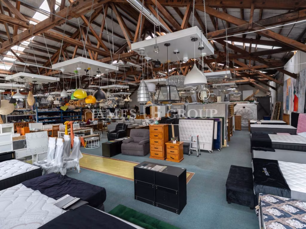 High-profile Trade Unit With Yard