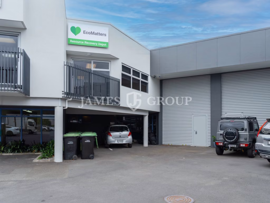 Refurbished High Stud Unit + 7 Carparks
