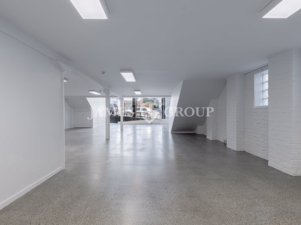 High-stud Office With Prime Exposure