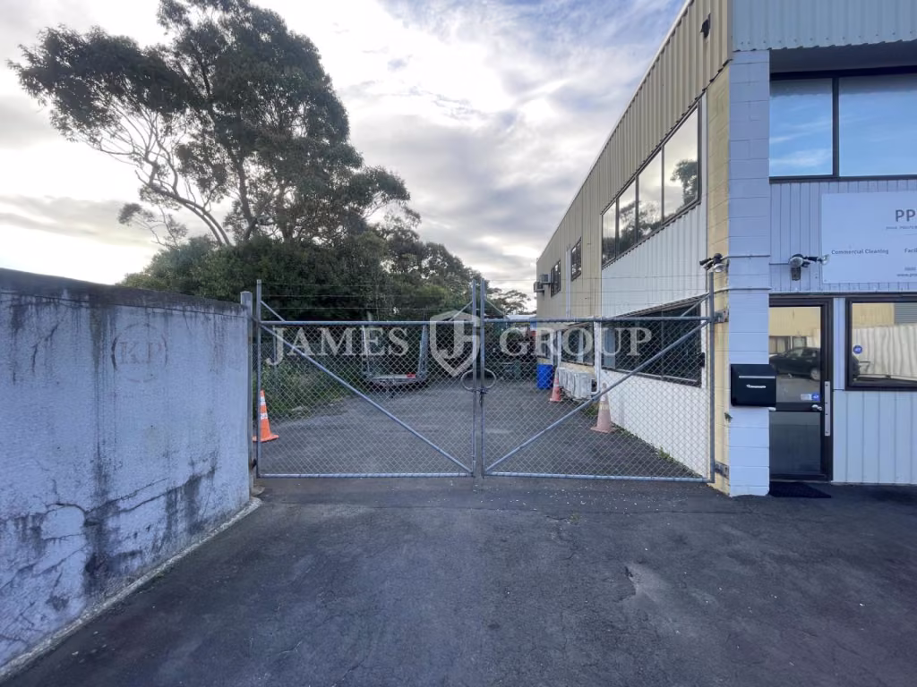 The Concourse | High Stud + 3 Roller Doors + Yard