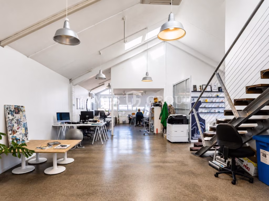 Character Kingsland Office With Deck