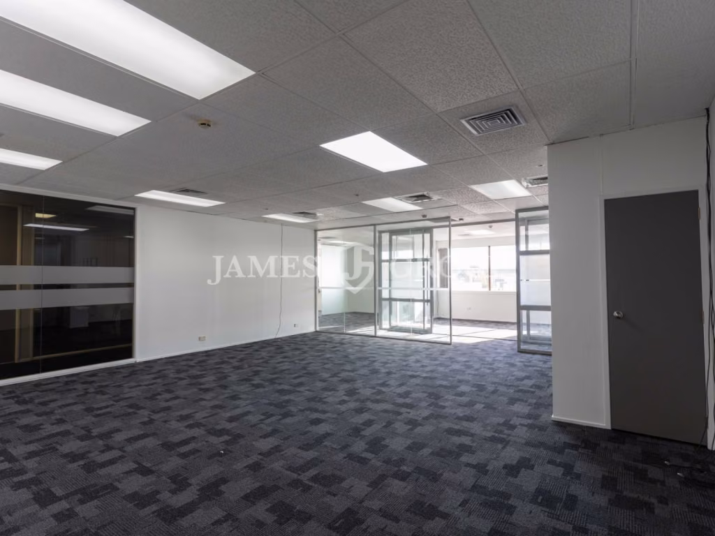 Charming 119m² Office In Epsom With Natural Light