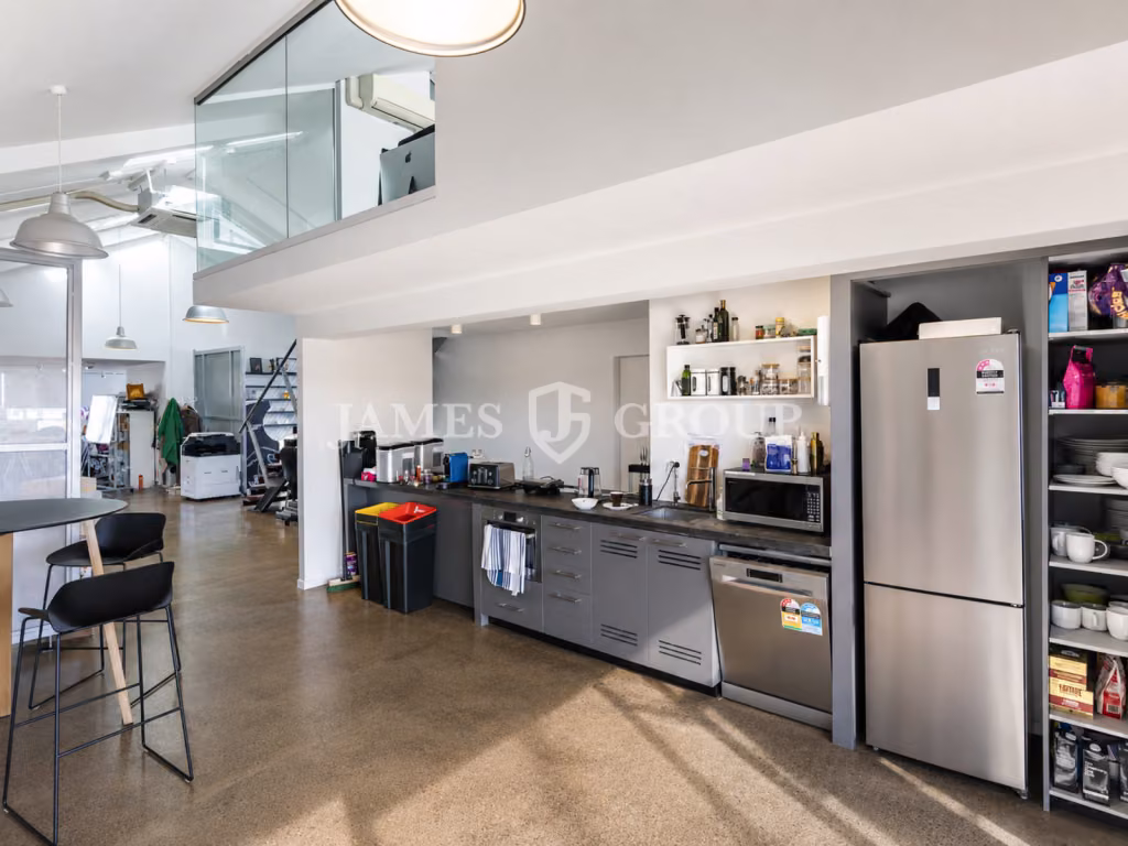 Character Kingsland Office With Deck