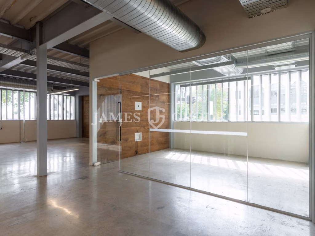 Prime Cbd Corner With Unmatched Exposure