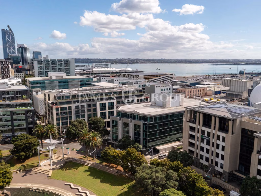Large 1,680m² Office Floor With Signage Rights