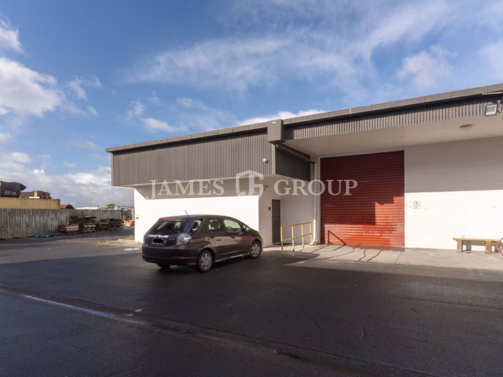 338m2 High-stud Industrial Unit With Parking