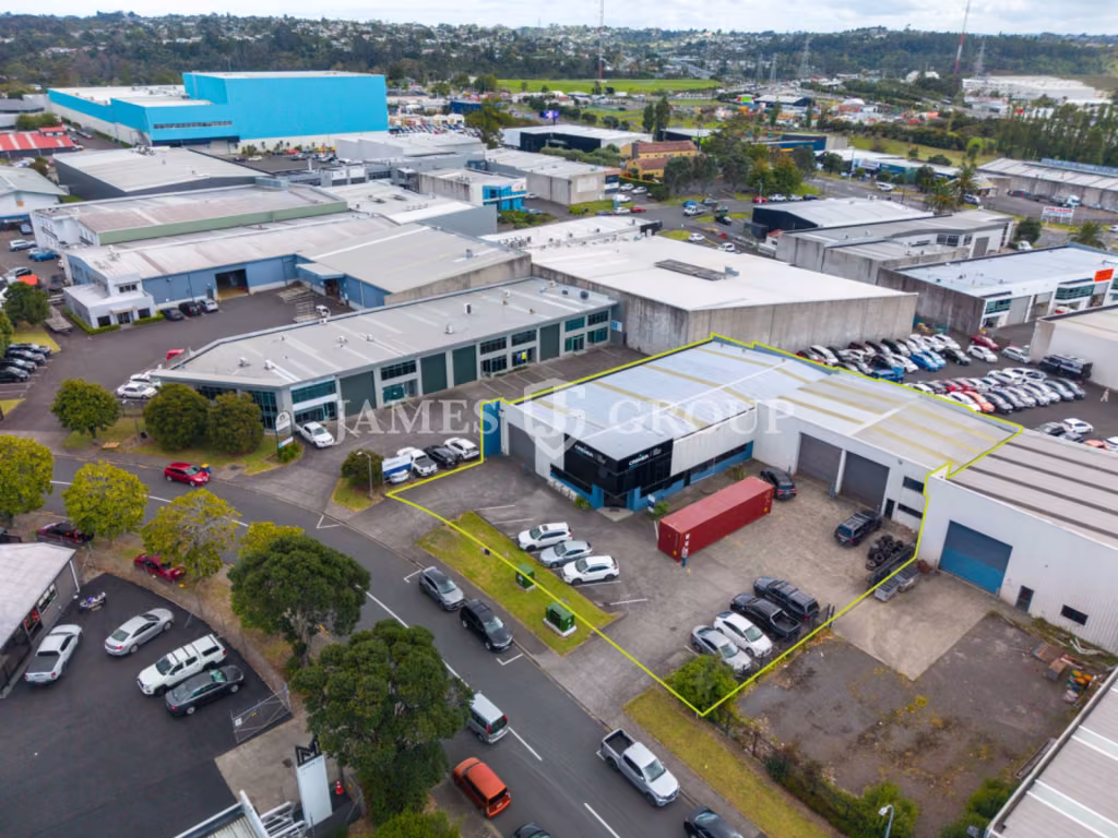 980m² Gantry Warehouse + Parking | Paramount Drive