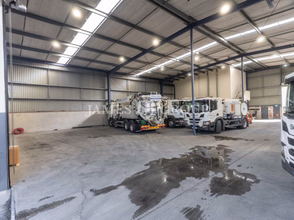 Drive Through Warehouse | 1.5km From Motorway