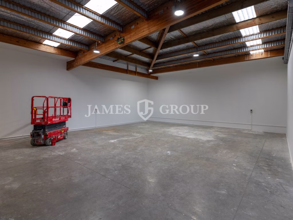 Refurbished High Stud Unit + 7 Carparks