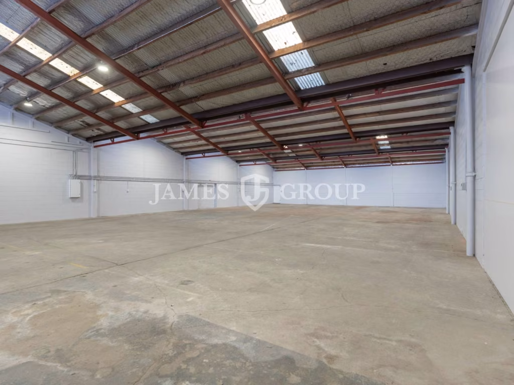740m² High Exposure Warehouse Next To Motorway