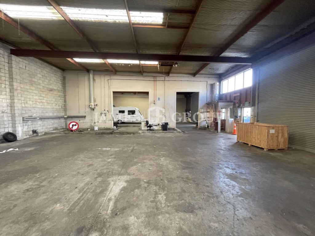 The Concourse | High Stud + 3 Roller Doors + Yard