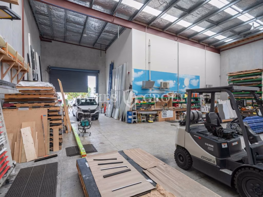553m² Henderson Industrial | Available Now