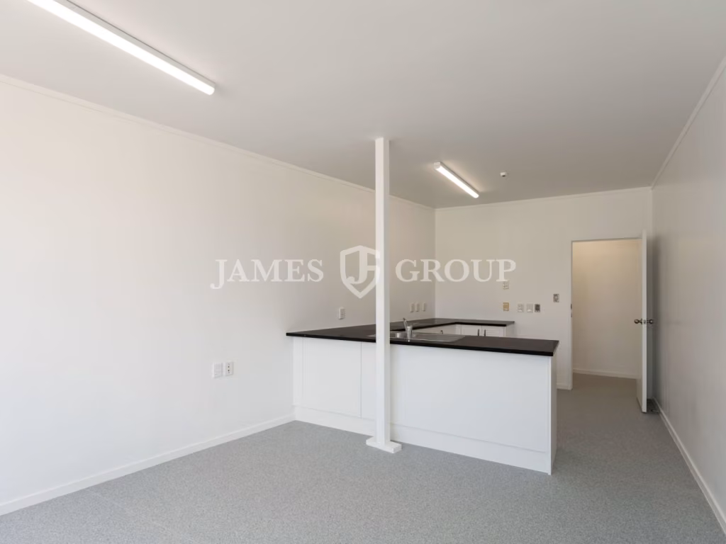 Refurbished Unit With 7 Car Parks!