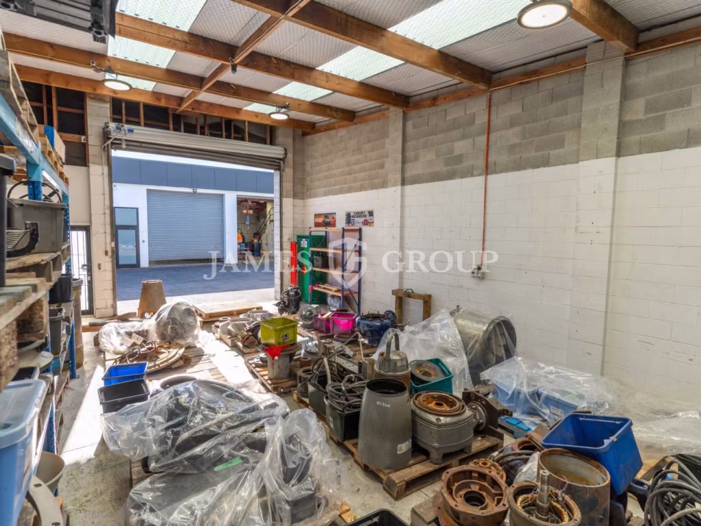 Vacant Bite-sized Wiri Unit | For Sale Or Lease
