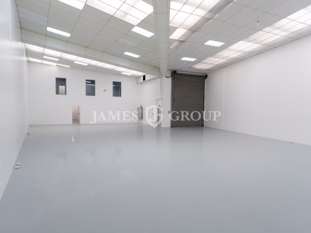 Refurbished Unit With 7 Car Parks!