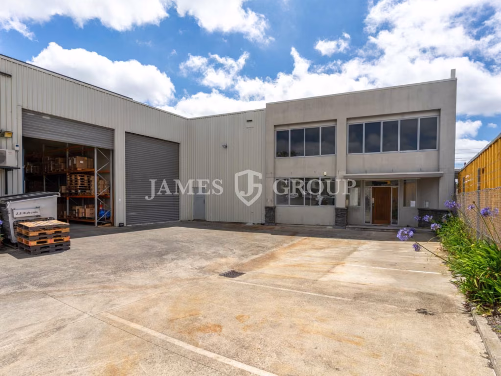 Refurbished Unit With 7 Car Parks!