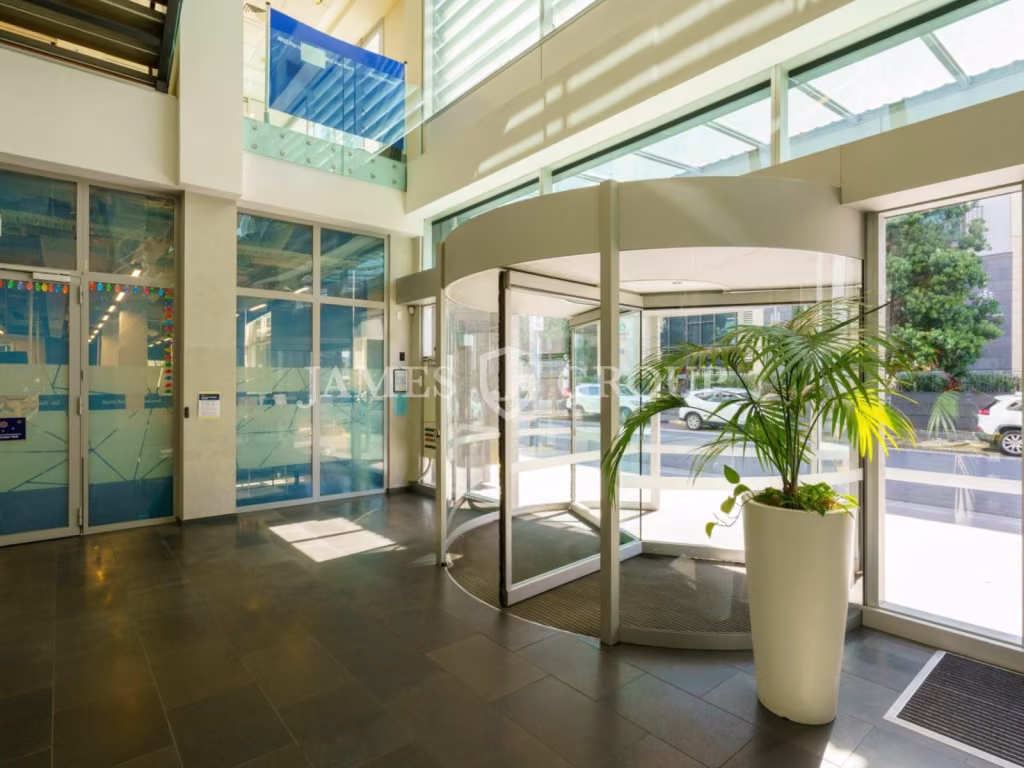 Large 1,680m² Office Floor With Signage Rights