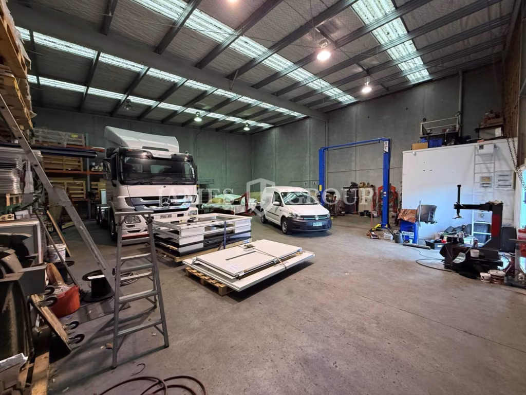 Prime Paramount Drive Warehouse & Yard