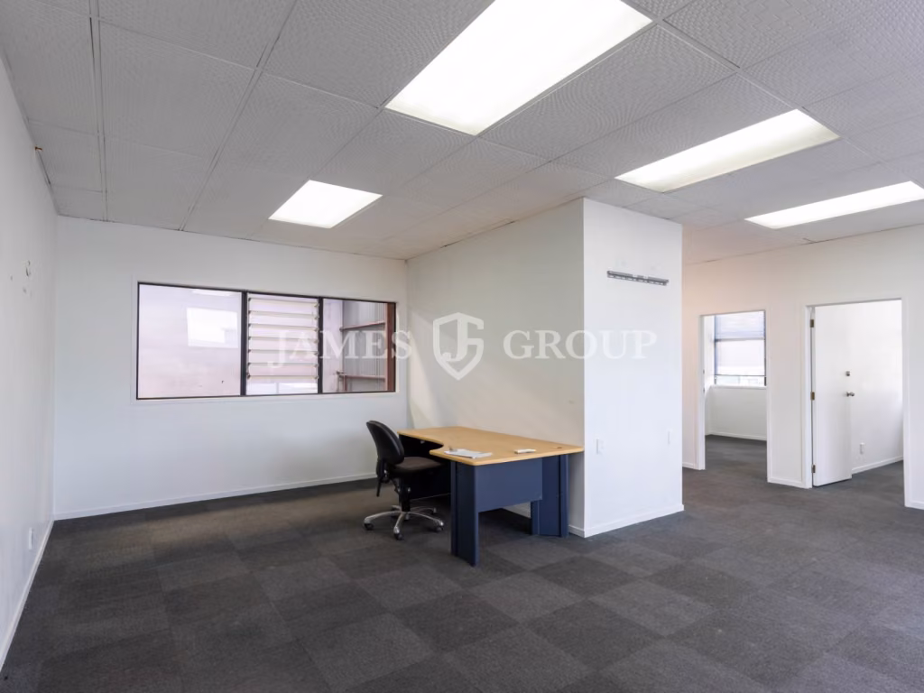 694m² | High-stud Warehouse | 8 Carparks