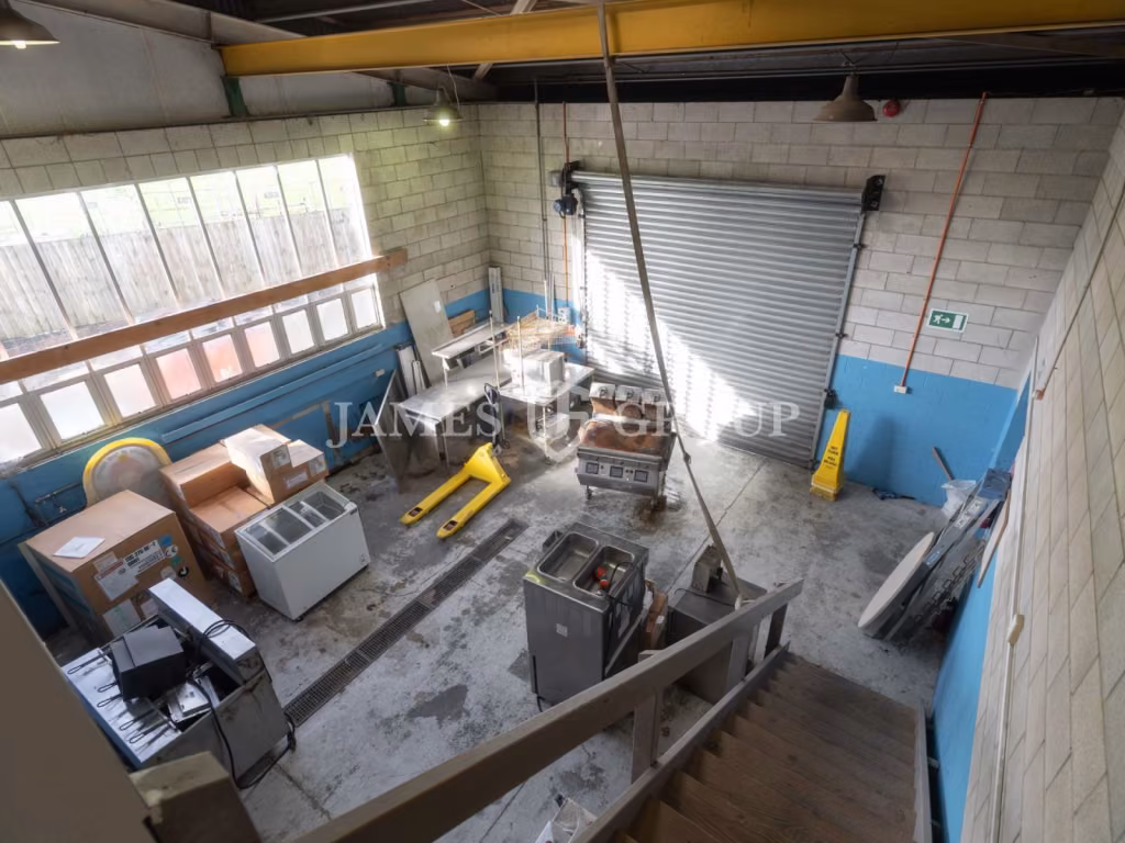 338m2 High-stud Industrial Unit With Parking