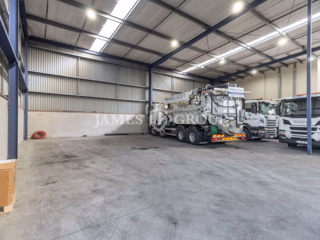 Drive Through Warehouse | 1.5km From Motorway
