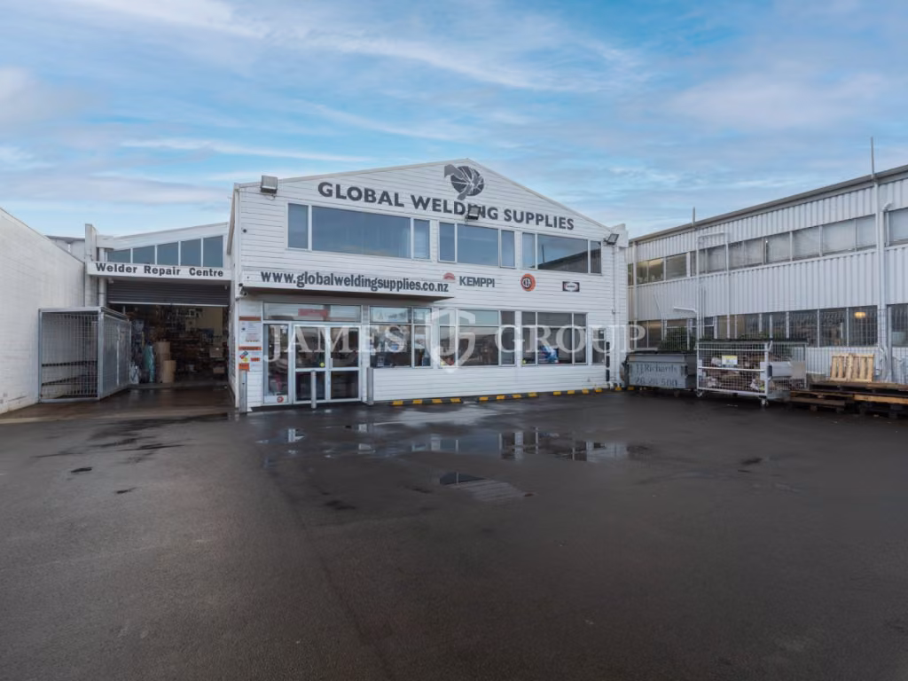 727m² High Profile Patiki Warehouse + Yard
