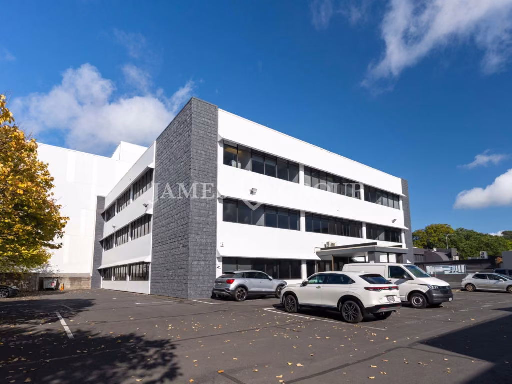 80m² Office Suite With Excellent Location In Epsom