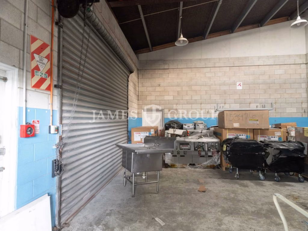 338m2 High-stud Industrial Unit With Parking