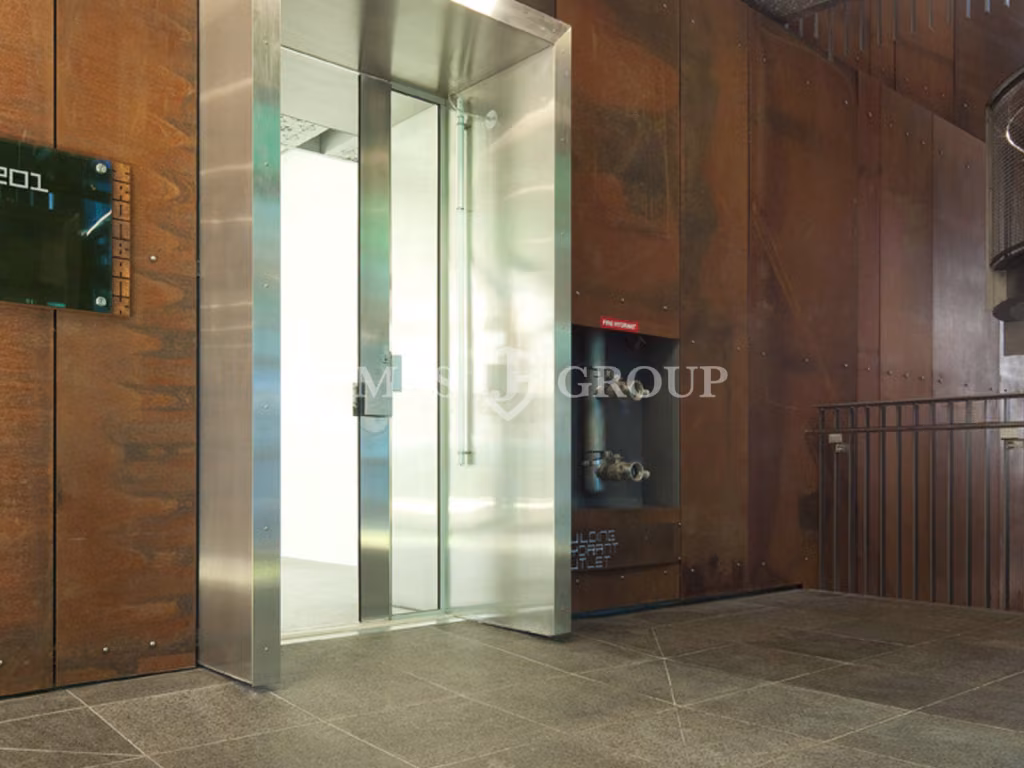 Tidy Office 175m² With Polished Concrete