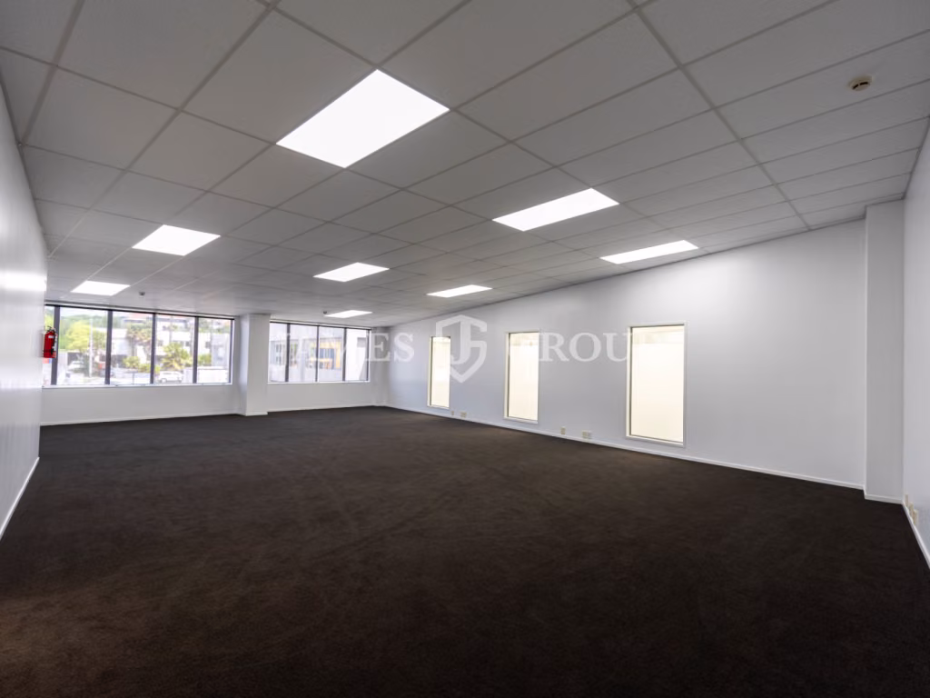 Refurbished Unit With 7 Car Parks!