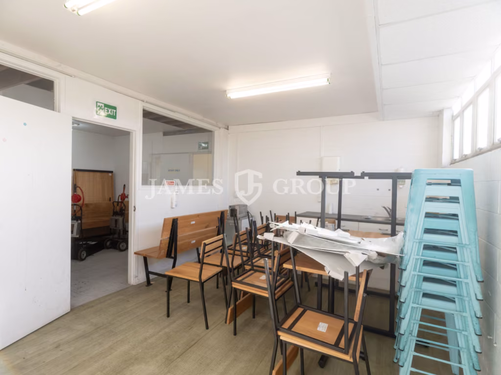 338m2 High-stud Industrial Unit With Parking