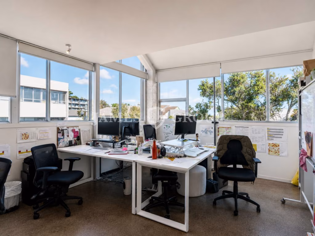 Character Kingsland Office With Deck