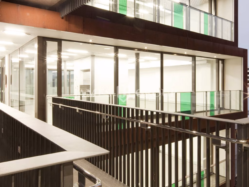 Tidy Office 175m² With Polished Concrete