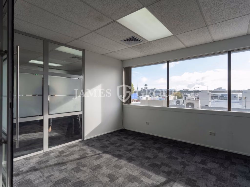 Charming 119m² Office In Epsom With Natural Light