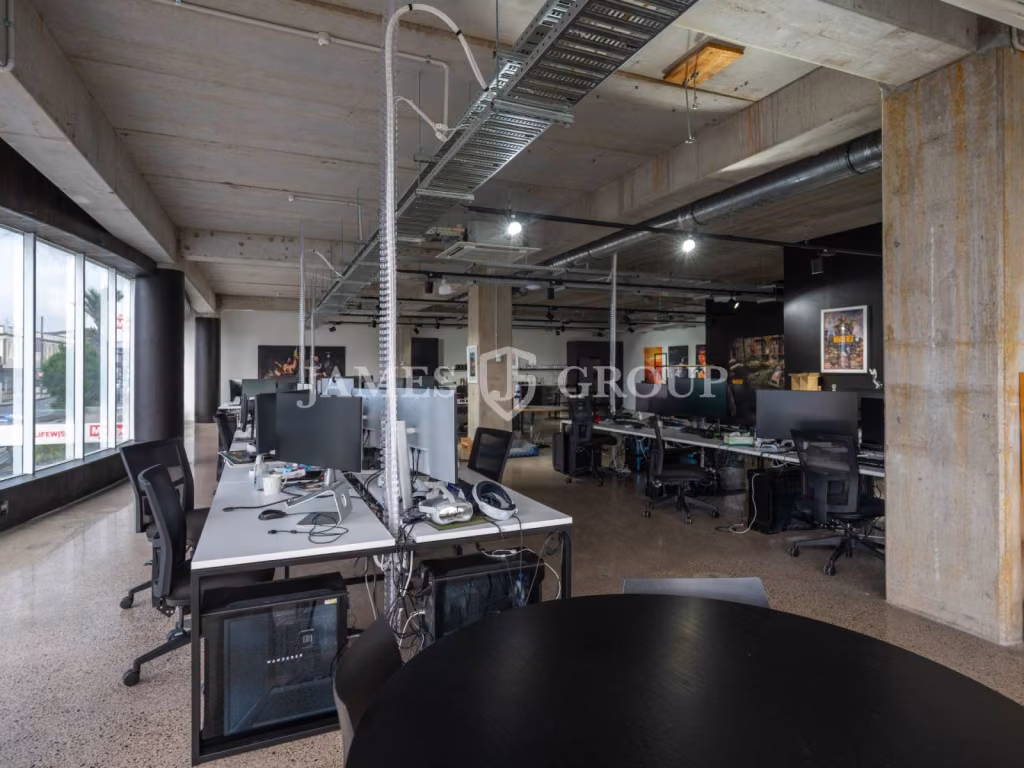 Versatile Office With Outdoor Deck On K Road