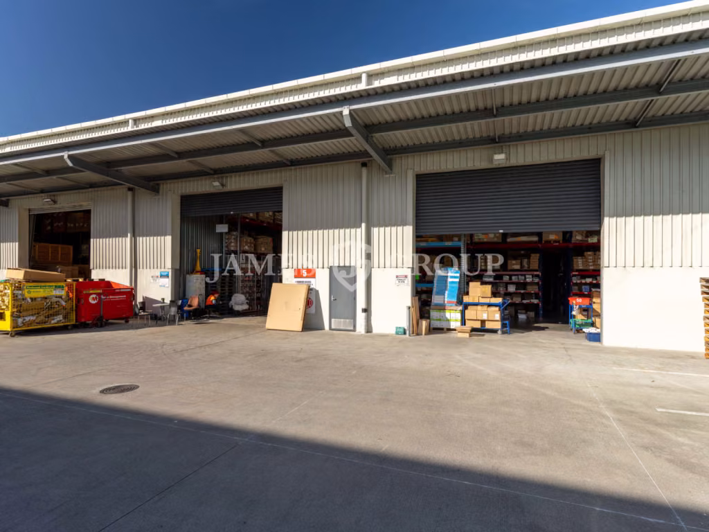 High-stud Mangere Facility – Fully Racked & Ready