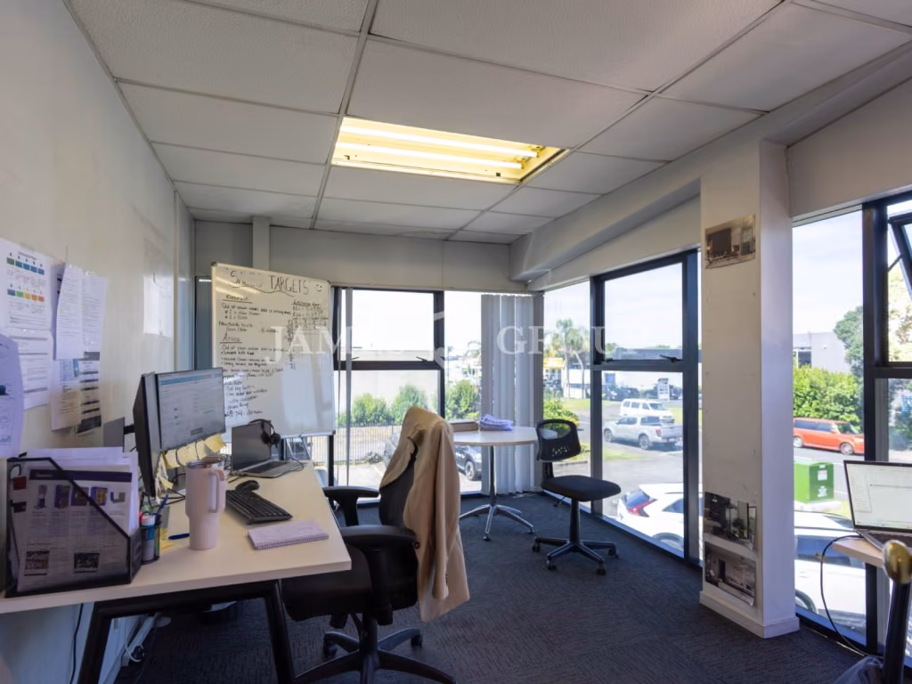 980m² Gantry Warehouse + Parking | Paramount Drive