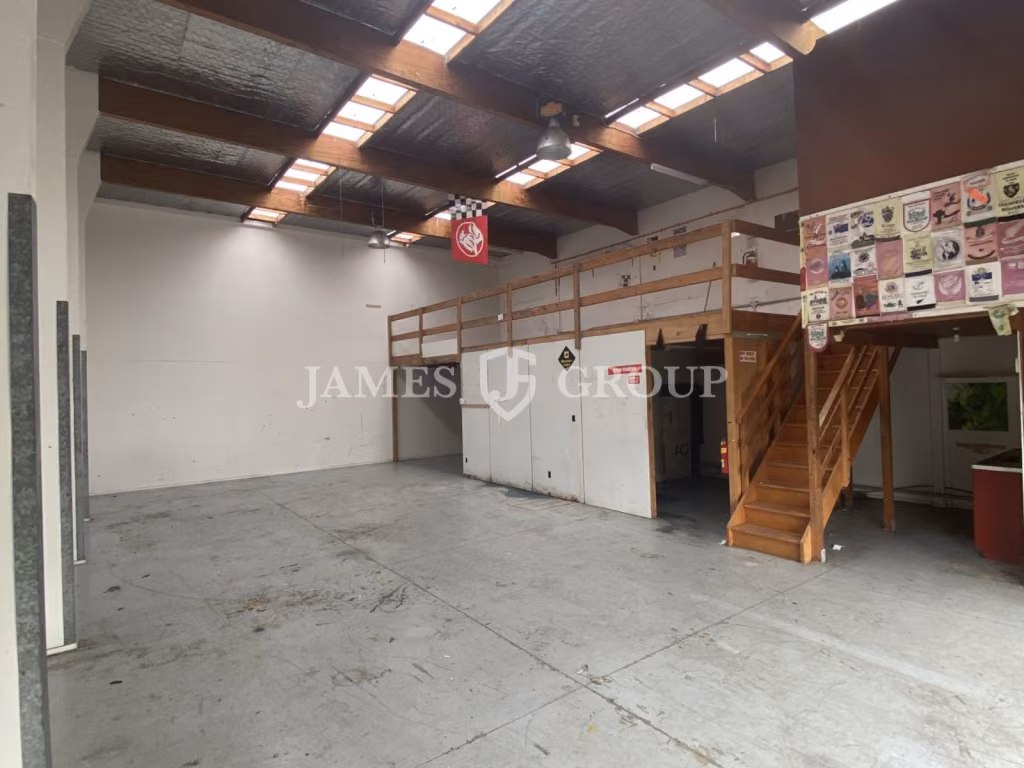 Tidy 142m² Warehouse In Fully Gated Complex
