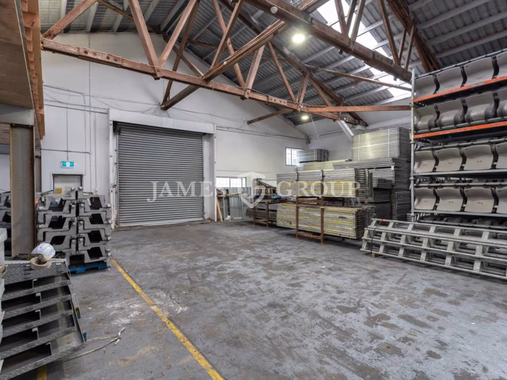 3,462m² Warehouse And Office With Yard