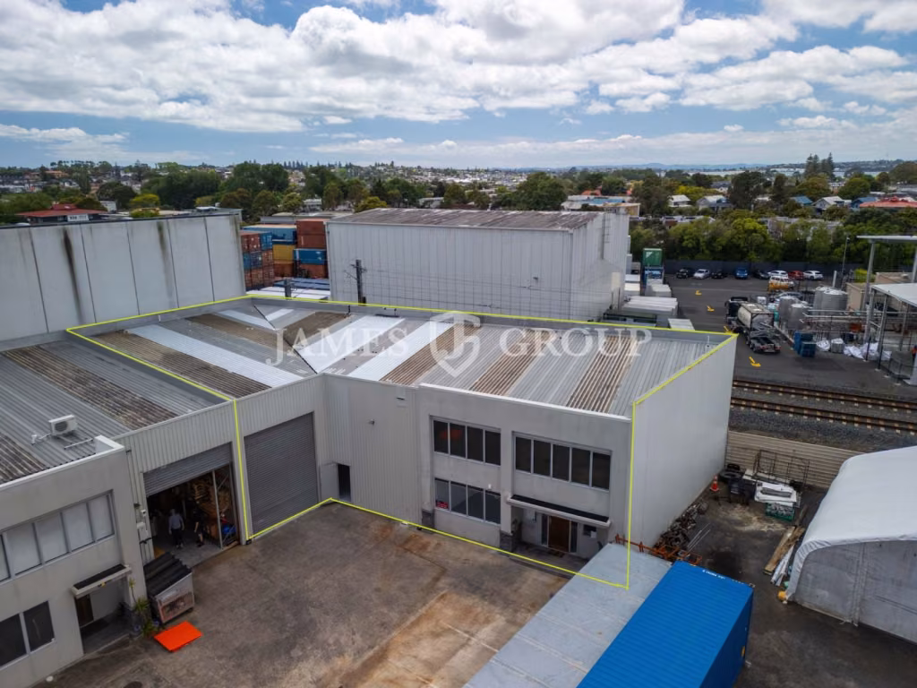Refurbished Unit With 7 Car Parks!