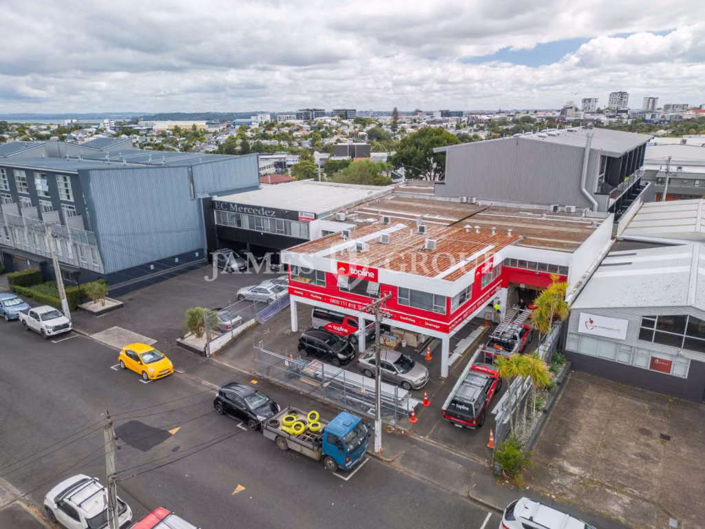 High-stud With Parking In Mount Eden