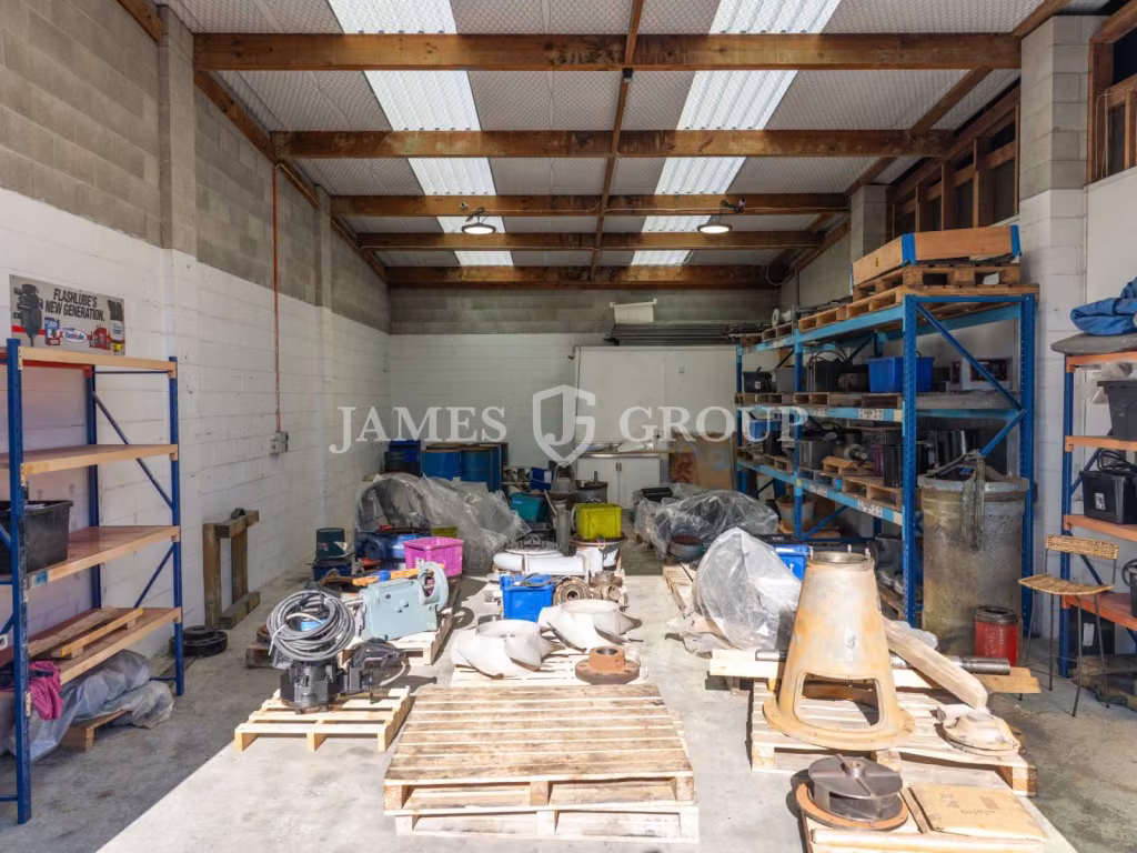 Vacant Bite-sized Wiri Unit | For Sale Or Lease