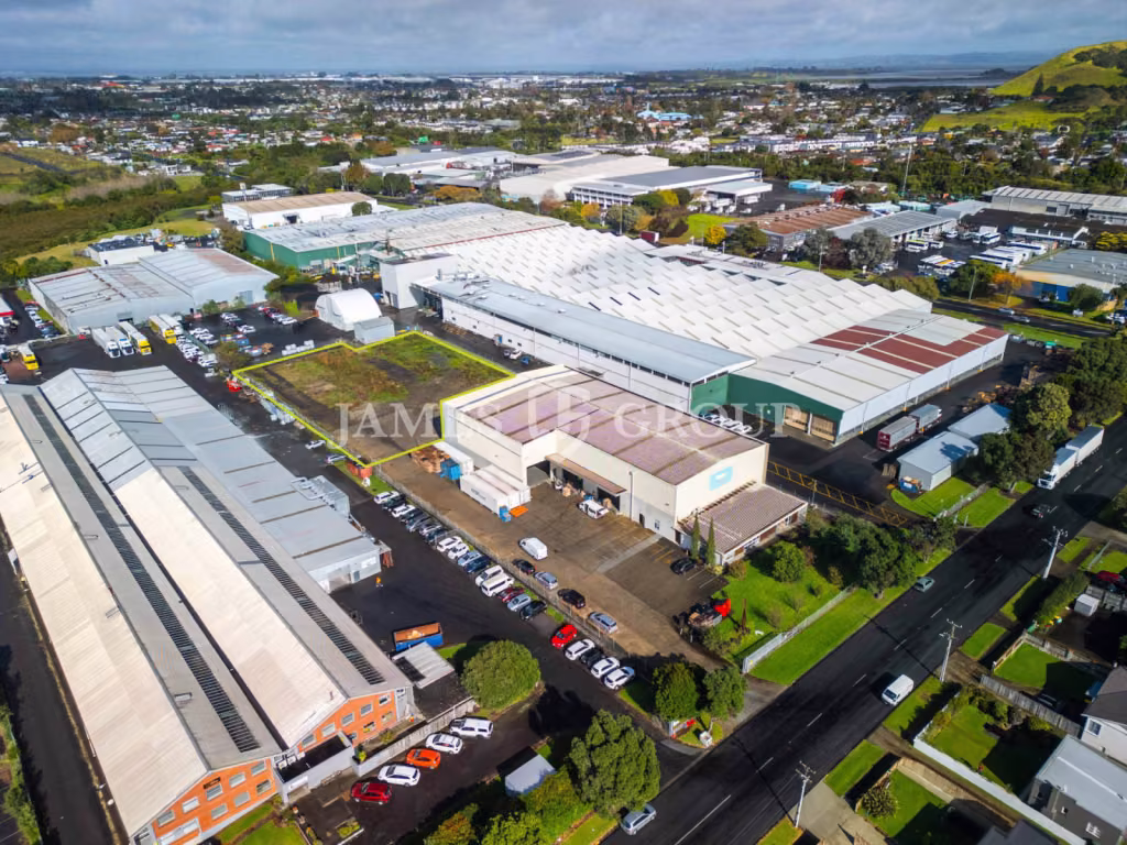 Locked & Loaded: Secure Yard In Mangere Bridge
