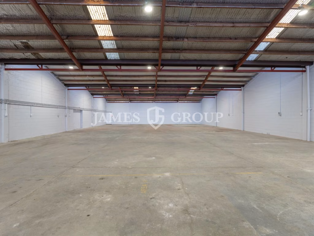 740m² High Exposure Warehouse Next To Motorway