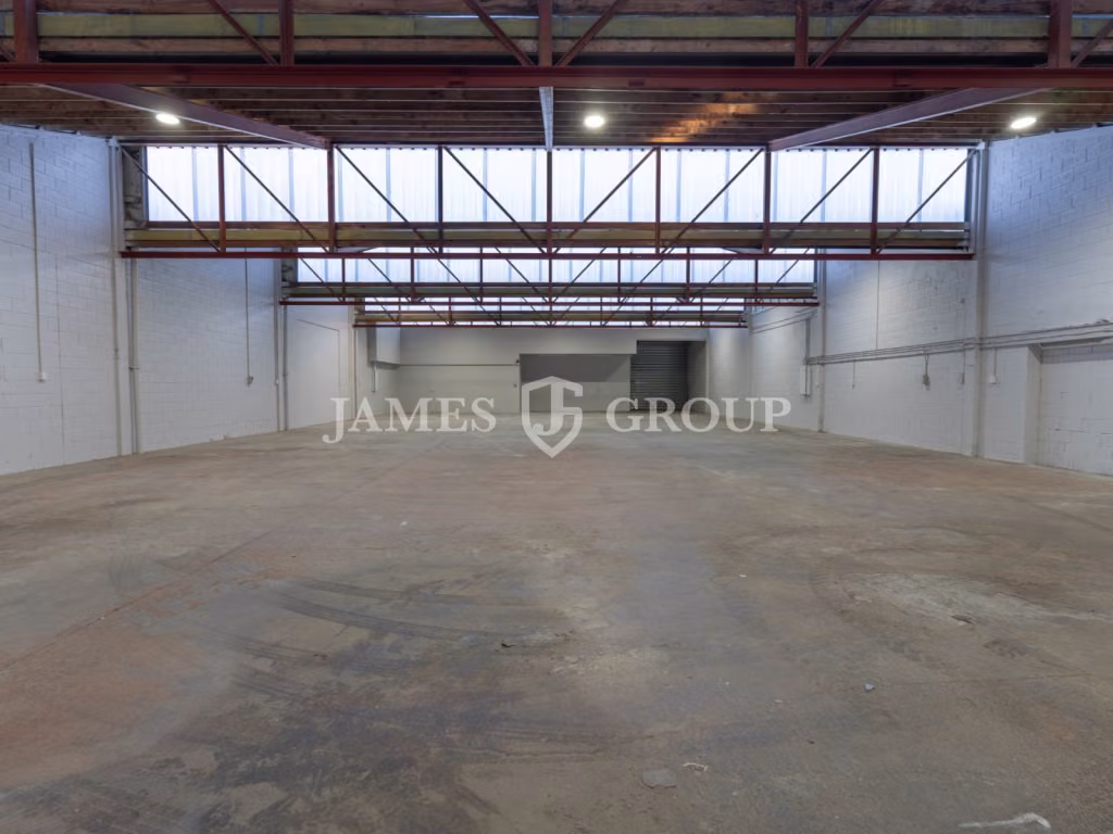 740m² High Exposure Warehouse Next To Motorway