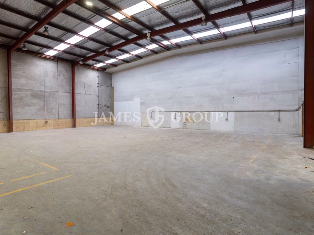694m² | High-stud Warehouse | 8 Carparks
