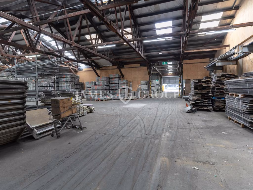 3,462m² Warehouse And Office With Yard