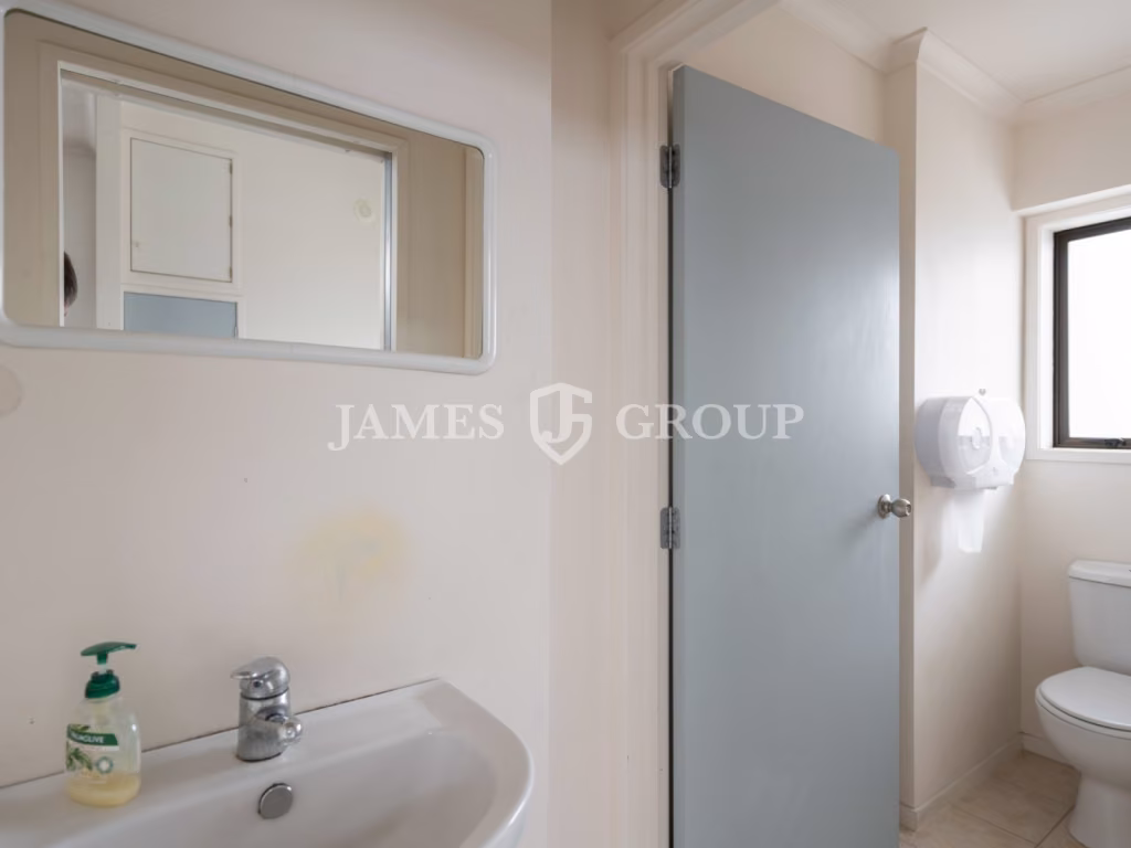 Tidy East Tamaki Unit For Sale | 208m²